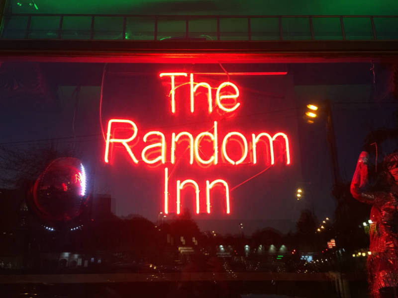 the random inn neon-w800