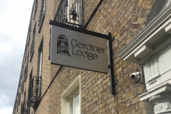 gardiner lodge projecting signage-w800